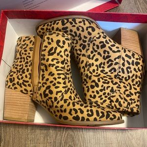 Carlos by Carlos Santana Women's Rowan Ankle Boot Leopard Size 8 Like New In Box